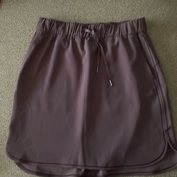 lululemon athletica Dresses & Skirts - Lululemon On The Fly Skirt Woven Cherry Cola Size 4